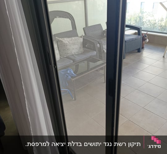 מסגרת אלומיניום של דלת הזזה במרפסת
